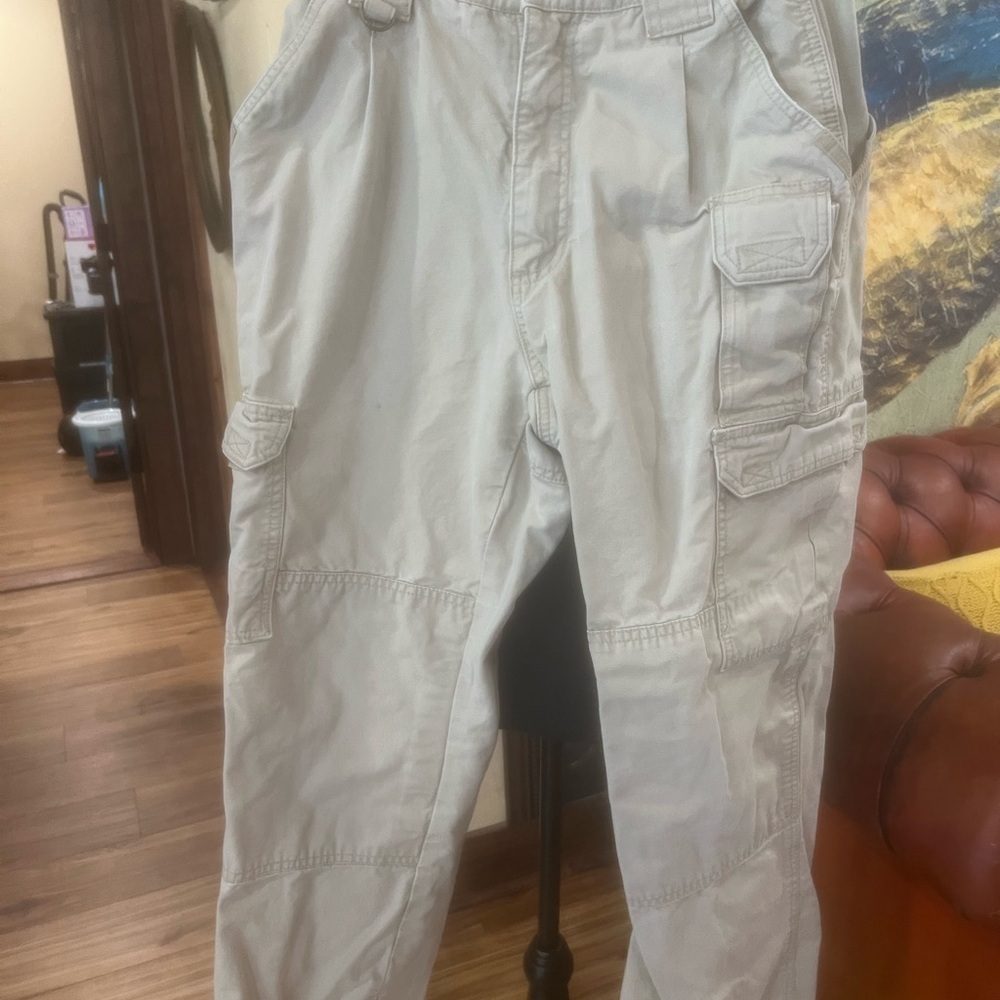 5.11 Beige Cargo Pants size 30/30 in GUC
